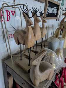 Sculpture de renne en bois artisanale, ornement animal rustique, décoration de table pour la maison à Noël - Product Image 3