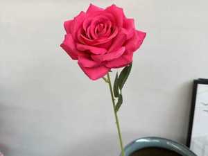 Composizione Floreale Artificiale BF-RS23 con Rosa Singola per Decorazioni Nuziali, Ispirata a Cascata di Fiori con Bordi Arricciati - Product Image 4
