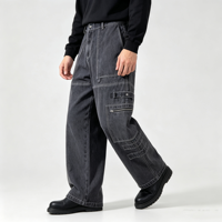 Jean utilitaire chic pour homme, pantalon en denim noir délavé, coupe ample à jambe large, poches cargo, passants de ceinture, avec détail à bouton-pression