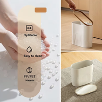 Práctico bote de basura de plástico con tapa, tipo prensa, de cuerpo estrecho, para uso en baños y cocinas del hogar.