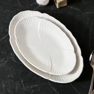 Assiette en céramique blanche pure pour la maison, grande assiette commerciale en forme de fleur pour poisson vapeur - Product Image 6