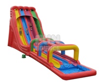 Tobogán multicolor para niños en el parque infantil