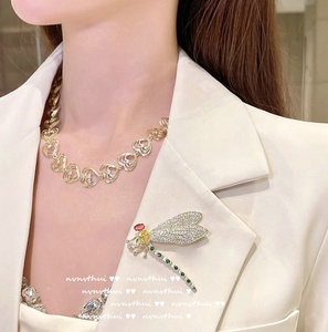 Broche de Libélula Cameron con Relieve en Oro de 18K, Broche de Cristal con Incrustaciones de Gemas, Joyería de Cobre para Bodas, Fiestas y Regalos - Product Image 3