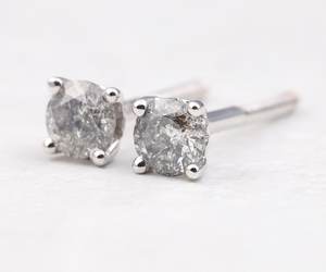 Boucles d'oreilles clous diamantées bohèmes prêtes à être expédiées |   Paire de solitaires avec diamants ronds brillants cultivés en laboratoire en or blanc 14 carats - Product Image 2