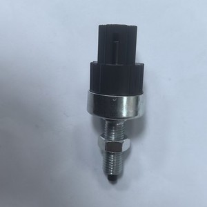 Interruptor de luz de marcha atrás Hyundai 35350SE0000 12V de hierro cincado para camiones de servicio medio y pesado, pieza de repuesto - Product Image 4