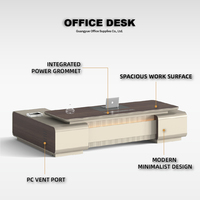 Bureau de direction moderne en bois massif avec chargeur intégré, grande surface de travail et tiroirs pour bureaux commerciaux et résidentiels