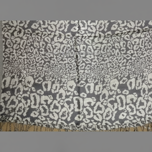 ผ้าพันคอ/ผ้าคลุมไหล่ลายเสือดาวแบบจาการ์ด ทอจากวัสดุวิสโคสคุณภาพสูง สีตามสั่ง สำหรับฤดูหนาว ดีไซน์แบบดั้งเดิม - Product Image 1