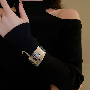 Ensemble de manchettes et bracelets pour le bras supérieur en métal argenté et bicolore, avec motif cœur géométrique abstrait en relief |   Élégant bracelet de bras en argent gaufré D - Product Image 4