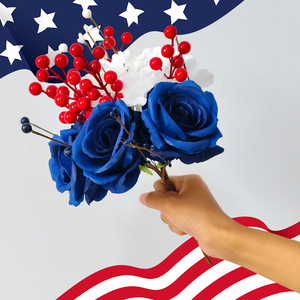 Ramo de Flores Artificiales Patrióticas para el Día de la Independencia, Rosas Rojas, Blancas y Azules con Detalles de Bayas, Perfecto para la Decoración de la Mesa del 4 de Julio - Product Image 6