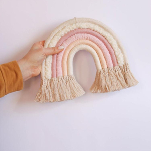 Elegante y hermoso tapiz de pared con diseño de arcoíris rosa o verde azulado de alta calidad - Product Image 1