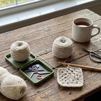 Support de Fil Portable pour Crochet et Tricot, Nouvelle Boîte Rotative Pliable Double Enrouleur de Fil 2026 pour Débutants