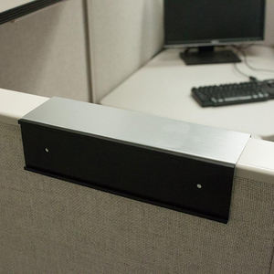 قاعدة فضية من الساتان وحامل لوحة أسماء أسود مطفي حامل لوحة أسماء بمكعب قابل للتغيير من الألومنيوم عالي الجودة - Product Image 5