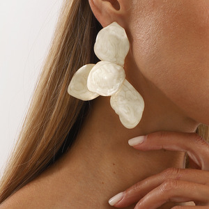 Orecchini a Perno Geometrici in Stile Europeo e Americano con Design Floreale Asimmetrico, Grandi Orecchini a Fiore - Product Image 3