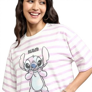 เสื้อยืดพิมพ์ลายผู้หญิงสไตล์ใหม่ เนื้อผ้าเจอร์ซีย์น้ำหนักเบา เสื้อยืดกราฟิกแขนสั้น เสื้อผ้าลำลอง รับทำโลโก้ตามสั่ง โรงงานผลิตเสื้อผ้า OEM - Product Image 4