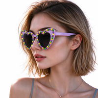 Lunettes de soleil en plastique pour femmes, accessoires de carnaval Mardi Gras, jaunes, vertes, violettes, avec perles et cœurs