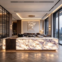 Îlot de cuisine en marbre rétroéclairé sur mesure, comptoir de bar cascade en pierre translucide lumineuse à LED, évier, panneau en bois, cuisine ouverte de villa