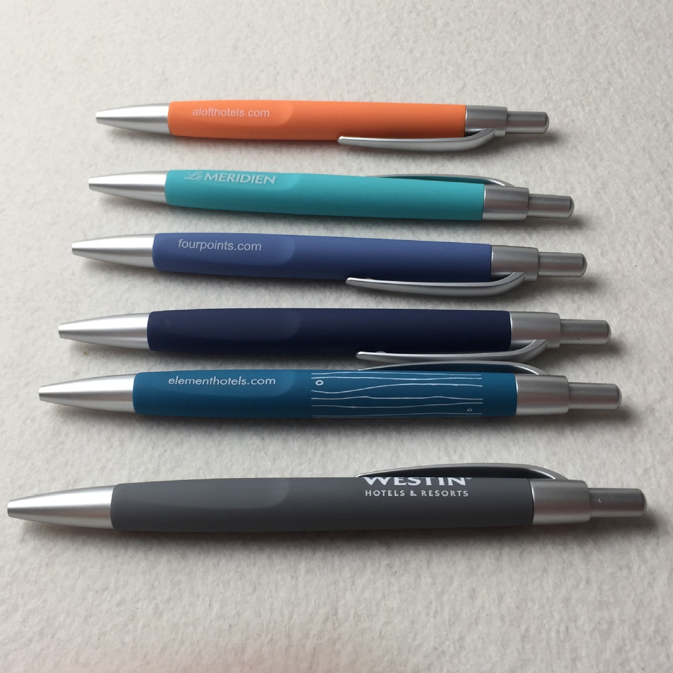 Бюджетные рекламные ручки, мягкая ручка с резиновым покрытием, стилус, Хилтон, логотип отеля, шариковые ручки на заказ