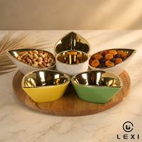 Ensemble de bols à collation en céramique avec intérieur doré, plats en forme de bateau à pétales avec plateau rond en bois pour servir les noix, les fruits secs, les bonbons lors de fêtes