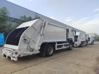 Camion compacteur de déchets Sinotruk Howo 4x2 à pompe manuelle diesel, chargement arrière, pour la collecte des déchets municipaux et l'assainissement