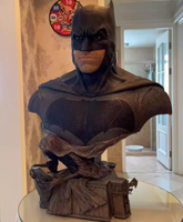 Statue en résine personnalisée à l'échelle 1/3 du Dark Knight des bandes dessinées américaines pour collectionneurs, décoration intérieure, style dessin animé peint à la main, hyper-réaliste