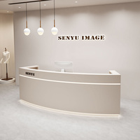 Comptoir laqué moderne semi-circulaire personnalisé de luxe de lumière de bureau de réception pour le magasin d'habillement de salon de beauté caissier incurvé