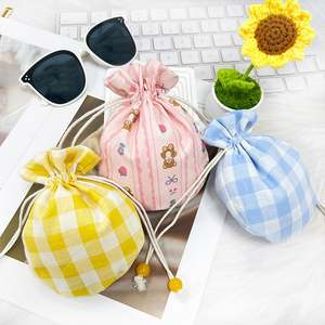 Petit sac en toile de coton avec cordon de serrage, fonctionnalité recyclable et logo à carreaux pour le rangement et les cadeaux - Product Image 4