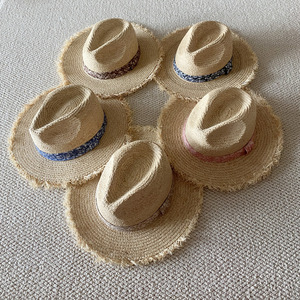 قبعات من القش الرافيا للنساء، قبعة صيفية بحافة كبيرة، تصميم عصري متعدد الاستخدامات، متوفرة في المخزون على المدى الطويل، توريد مباشر من المصنع - Product Image 2