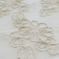 Tissu en mousseline léger brodé de cordons floraux respirants de couleur personnalisée pour vêtements de mode pour filles