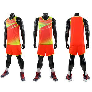 Corre con confianza en este traje de correr de poliéster de secado rápido completo con forro de secado rápido disponible como conjunto de dos piezas - Product Image 6