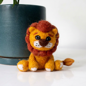 Juguete de León Sentado Adorable de Fieltro y Hilo para Niños, Llavero de Animal de Safari - Product Image 4