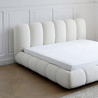 Lit Double Minimaliste de Luxe en Tissu Crème Style TOBO avec Cadre en Bois et Fonction Rafraîchissante pour Chambre Parentale Française