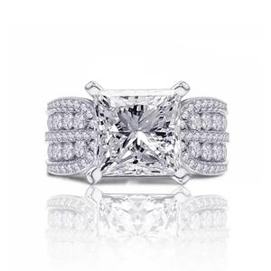 Anello di Fidanzamento F1413 con Diamante Taglio Principessa in Oro Bianco, Colore D Naturale, con Diamanti Laterali per Donna - Product Image 1