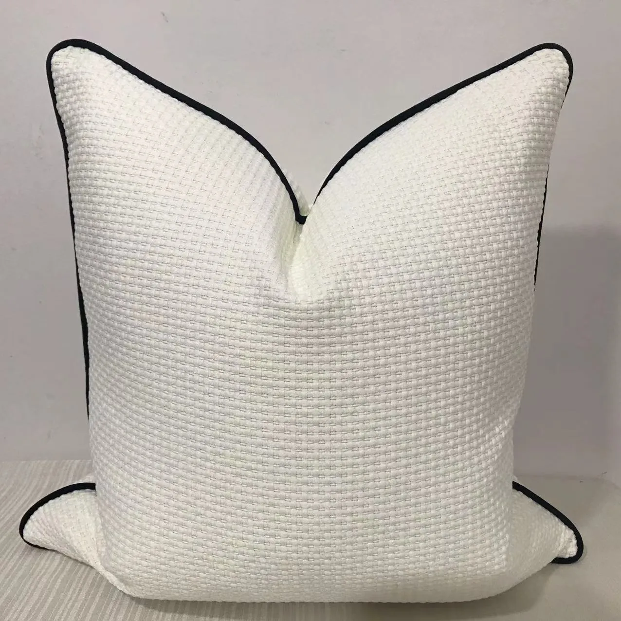 Klasik siyah ve beyaz çizgili modern geometrik desen dijital baskı kare yastık kılıfı yüksek dereceli pazen kenar yastık