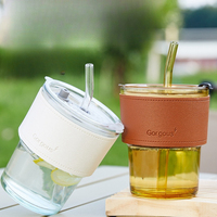 L03 vente en gros de tasse à café en borosilicate personnalisée avec logo en verre transparent et couche de cuir tasse à eau avec couvercle en paille