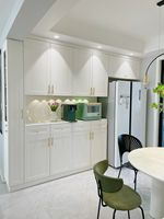 Tam Özelleştirilebilir Kahve Barı Buzdolabı Kombinasyon Dolabı Krem Mat Kaplama Gizli Prizli Modern Ev Yemek Alanı İçin