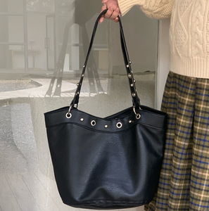 Sac fourre-tout en cuir PU noir pour femme, sac à main à bandoulière grande capacité, sac seau imperméable pour les voyages quotidiens - Product Image 4