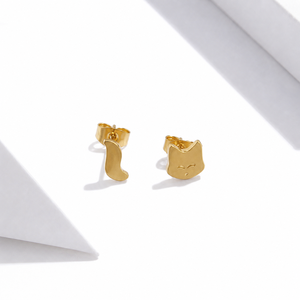 Boucles d'oreilles asymétriques motif chat (visage et queue) en acier inoxydable plaqué or 14K sous vide, 8 mm, avec fermoir papillon - Product Image 1