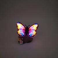 Lampe Sculpturale Papillon Lumineux Dynamique en Résine, Alimentée par Énergie Solaire, Étanche pour Extérieur, Décoration de Jardin Festive, Scène Nocturne
