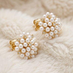 Pendientes de tuerca Ear Enlace OEM ODM chapados en oro de 14K con diseño de racimo de flores, perlas y circonita cúbica para mujer, joyería de boda al por mayor - Product Image 2