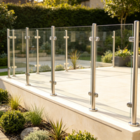 Poteau de balustrade carré en acier inoxydable pour bâtiment commercial sur mesure, système de main courante extérieur en verre et acier inoxydable