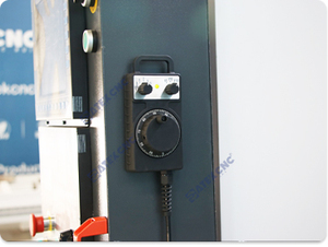 La machine de fraisage CNC à cinq axes la plus attendue et la machine de fraisage CNC pour métaux avec table de travail à rainures en T robuste - Product Image 4