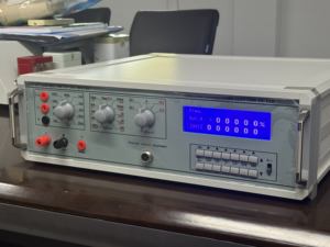 Équipement d'étalonnage multifonctionnel ET-30B utilisé pour l'étalonnage des pinces de serrage et des multimètres - Product Image 2