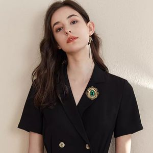 Broche de Estilo Victoriano Bohemio con Cristales Rectangulares de Imitación de Perla y Circonita Cúbica en Tono Dorado Antiguo - Product Image 2