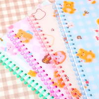 Carnet à spirale souple A5 147mm*212mm 80GSM 70 feuilles lignées Motif Gingham Ours Miel Couverture PP 4 designs 168 pièces/carton Vente en gros