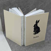 Carnet à couverture souple en papier kraft avec dos apparent, reliure cousue, personnalisable avec logo estampé à chaud en or