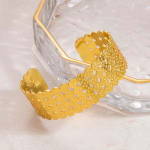 กำไลข้อมือแฟชั่นสำหรับทุกเพศทำจากสแตนเลสชุบทอง18K ลายเรขาคณิต - Product Image 3