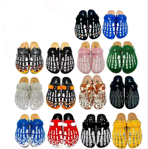 Mules sabots unisexe personnalisées à enfiler avec soutien <span class=keywords><strong>de</strong></span> la voûte plantaire en daim <span class=keywords><strong>de</strong></span> vache, pantoufles Birken d'hiver en liège avec impression <span class=keywords><strong>de</strong></span> patch croisé - Product Image 2