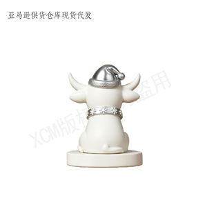 Encantadora Estatuilla Personalizada - Toro Blanco con Gorro de Santa Plateado y Cuello con Copos de Nieve - Pieza Decorativa, Perfecta para Decoración Navideña del Oeste - Product Image 5