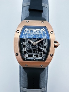 Montres mécaniques avec boîtier en métal et bracelet noir, design tendance et à la mode - Product Image 1