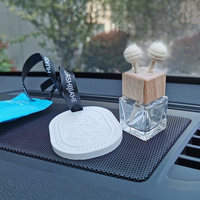 Nouvel Arrivage – Diffuseur de Parfum Rechargeable Carré en Verre pour Voiture avec Bouchon à Vis et Sérigraphie, pour Bâtonnets Diffuseurs